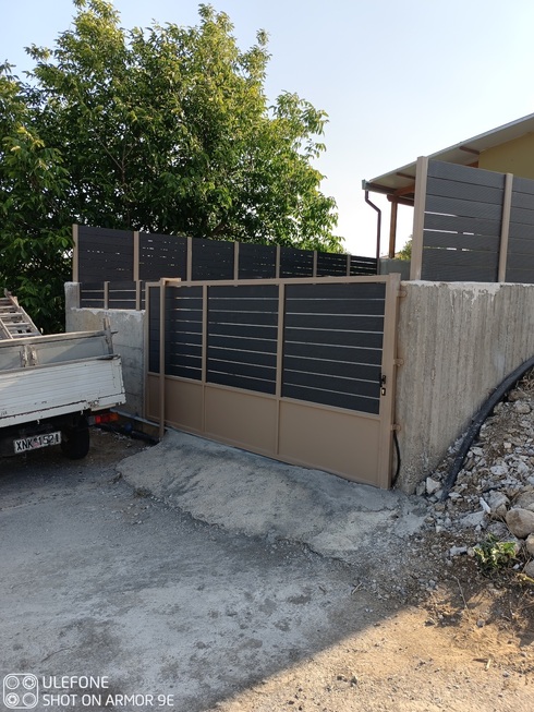 Περίφραξη οικίας με μεταλλικά ποδαρικά, ντέκ συνθετικά, συρόμενη πόρτα,σιδερένιο πορτάκι αυλής, πόρτα αποθήκης.